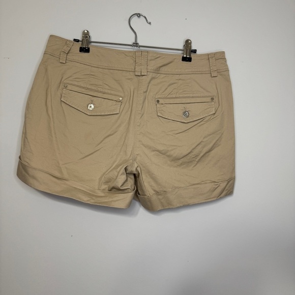 White House Black Market Khaki Chino Shorts Size 8 - Picture 2 of 9